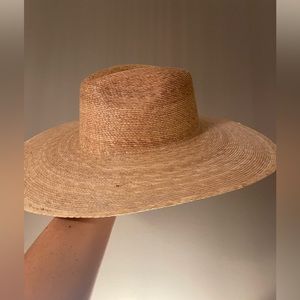 Lack of color straw hat